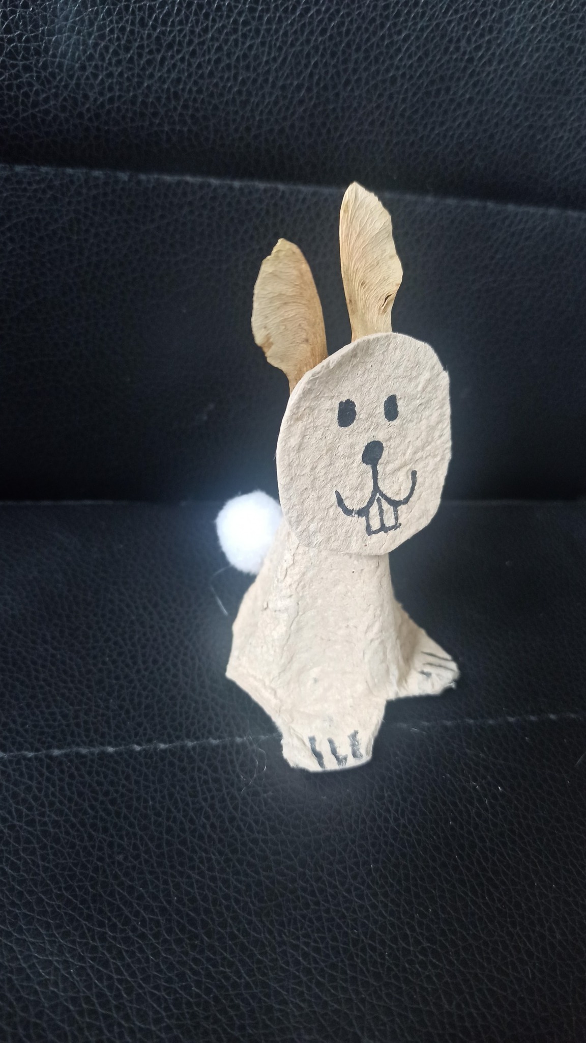 Tvoření zajíčka z kartnou a dvounažek jako uší super podzimní tvoření pro děti